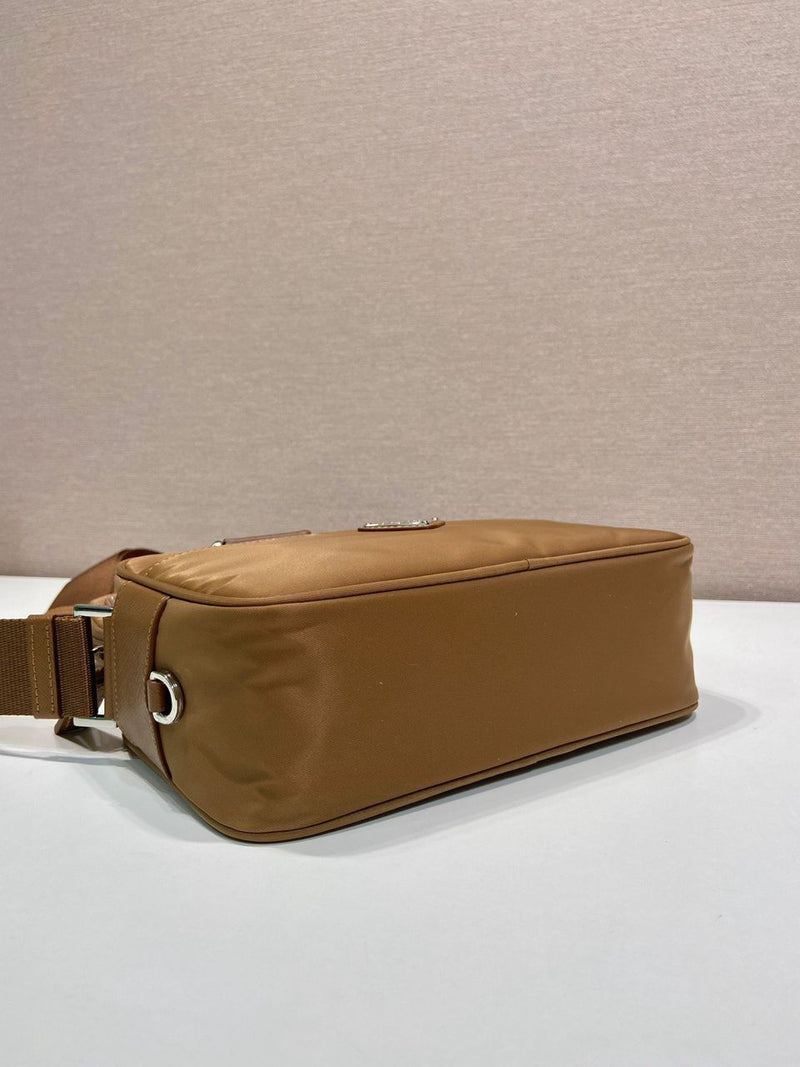 Bolsa de ombro em Re-Nylon Brandy