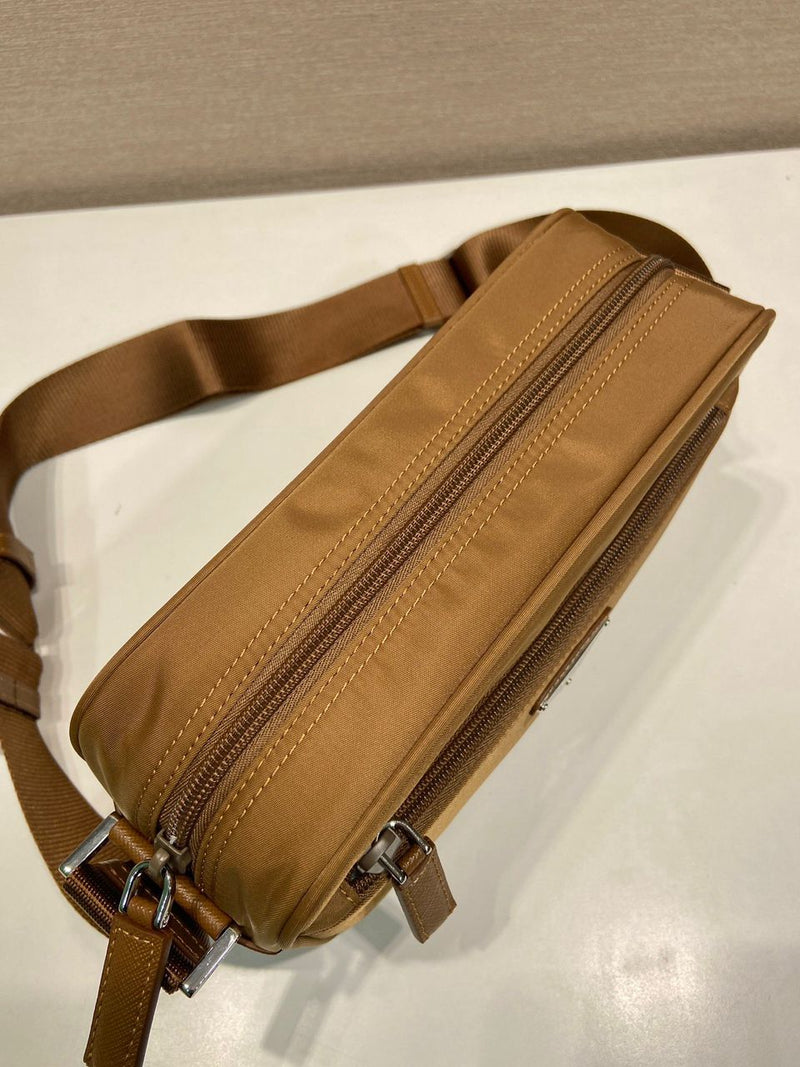 Bolsa de ombro em Re-Nylon Brandy