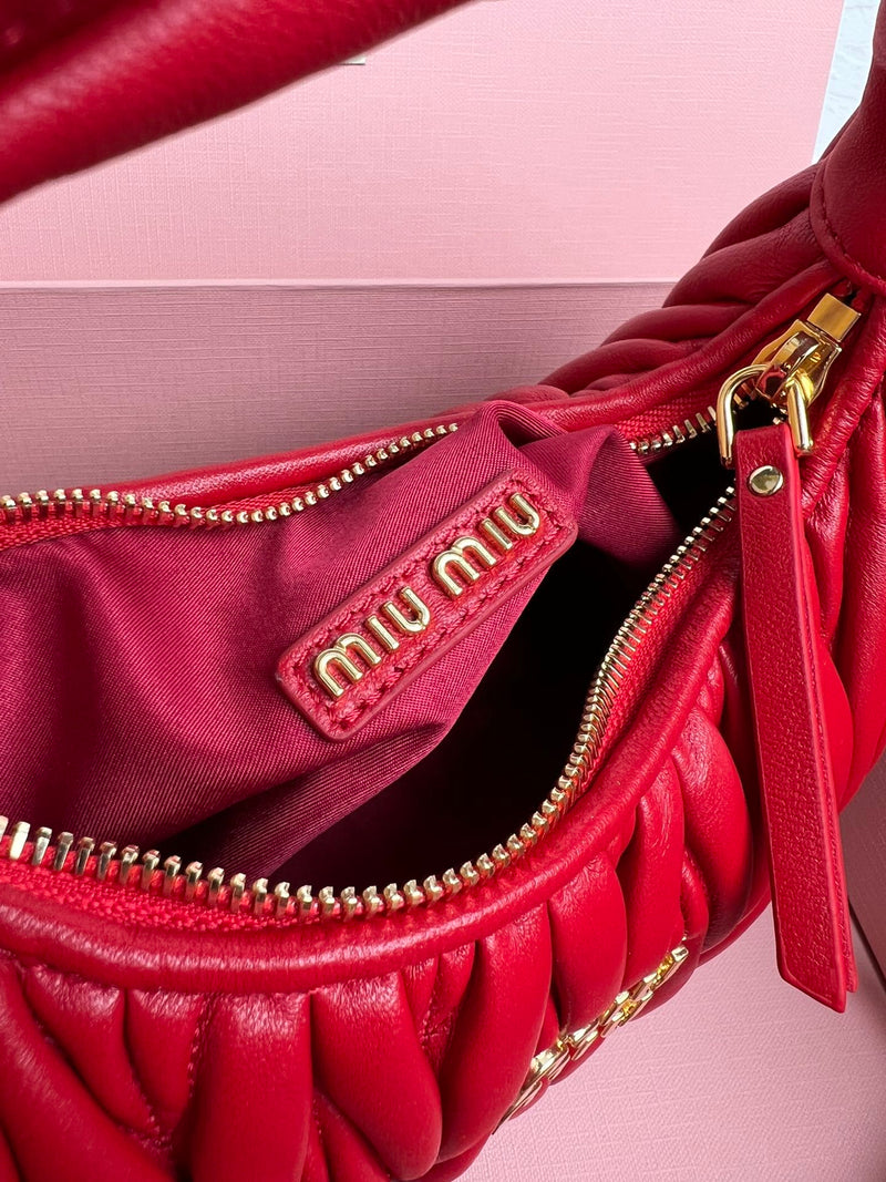 BOLSA Miu Miu Wander Matelasse Satin Mini Hobo Bag Red